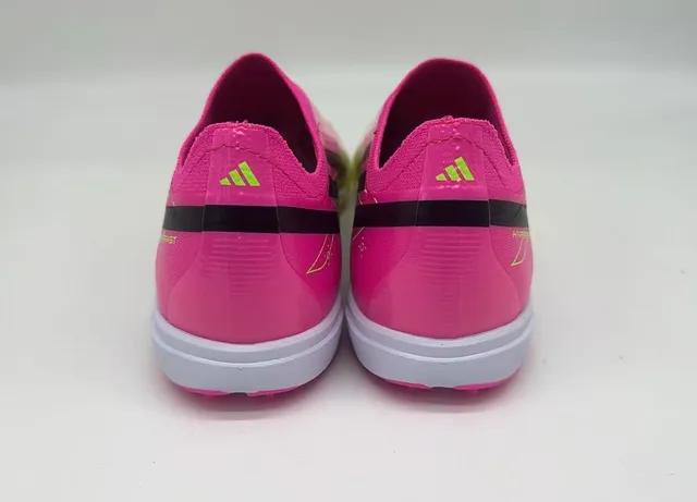 Adidas Chaussures de football turf rose et jaune avec col de chaussette, semelle à crampons moulée 3