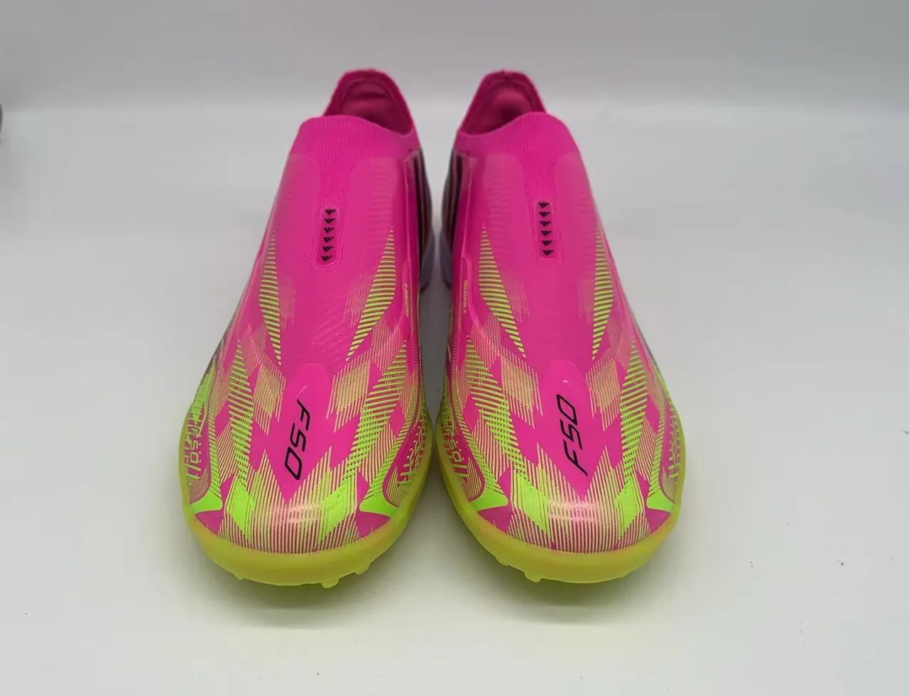 Adidas Chaussures de football turf rose et jaune avec col de chaussette, semelle à crampons moulée 4