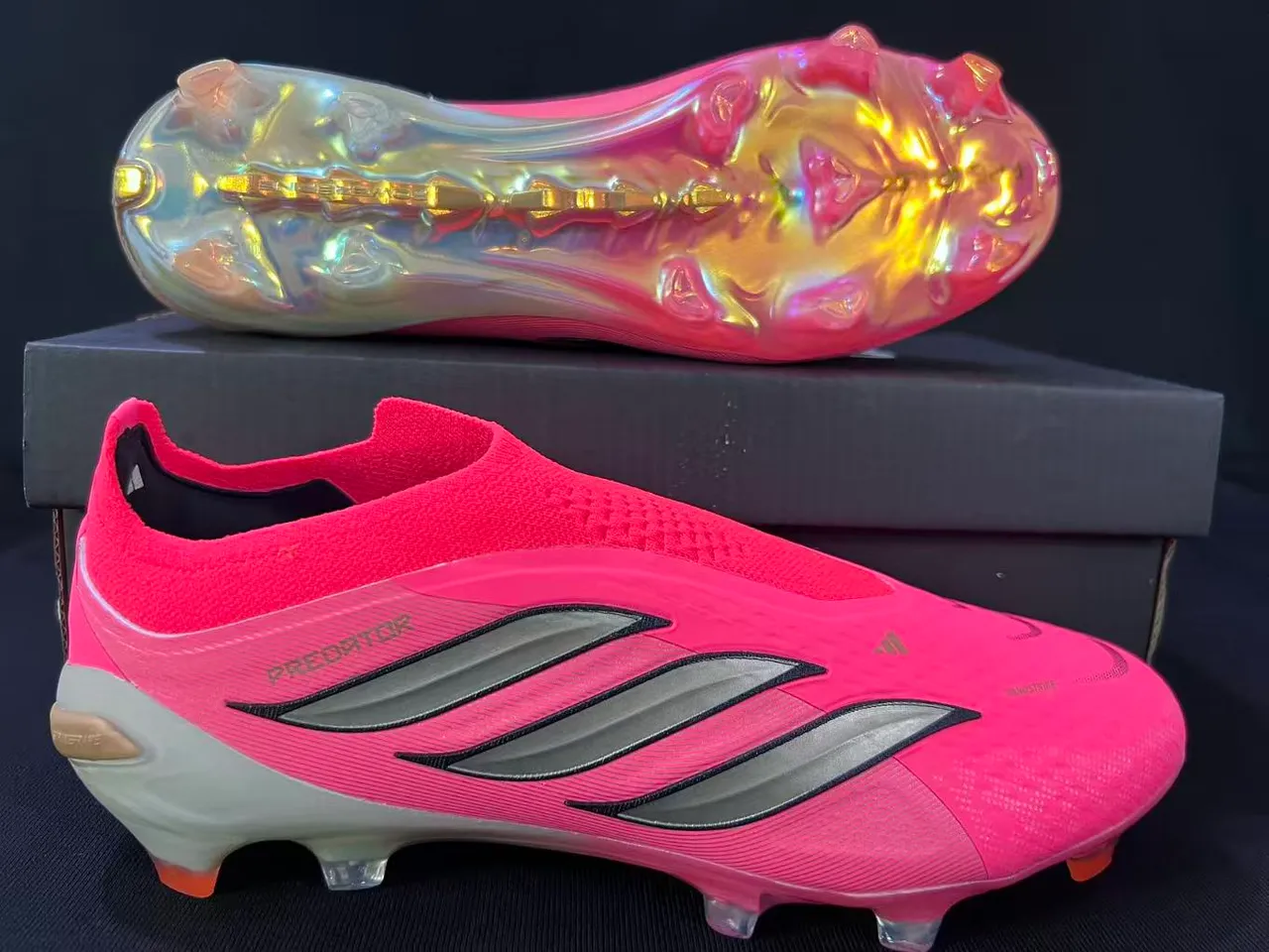 Adidas Predator Chuteira rosa laranja, upper sock-fit, sola iridescente translúcida, solo firme 14