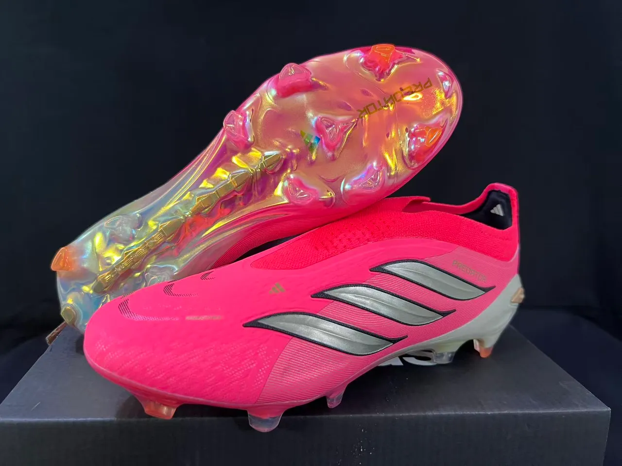 Adidas Predator Chuteira rosa laranja, upper sock-fit, sola iridescente translúcida, solo firme 15