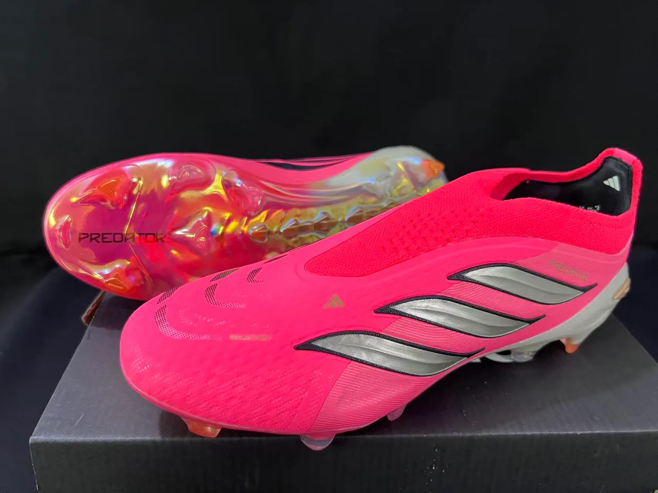 Adidas Predator Chuteira rosa laranja, upper sock-fit, sola iridescente translúcida, solo firme 16