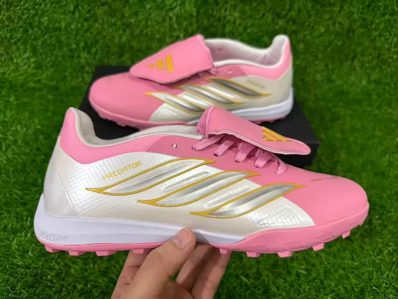Adidas Predator Chaussures de football turf rose blanc semelle supérieure synthétique fermeture par sangle sans lacets 2