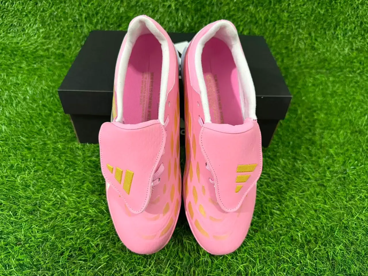 Adidas Predator Chaussures de football turf rose blanc semelle supérieure synthétique fermeture par sangle sans lacets 3