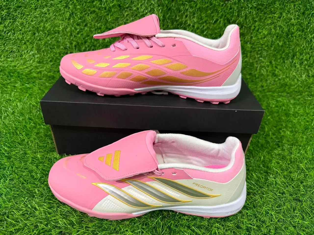 Adidas Predator Chaussures de football turf rose blanc semelle supérieure synthétique fermeture par sangle sans lacets 4