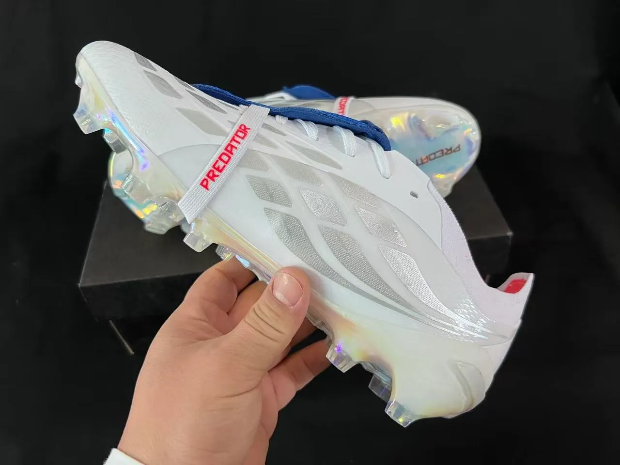 Adidas Predator أبيض أزرق بدون أحزمة إغلاق حذاء إريديسينت هولوغرافيك كعب خارجي ملعب طبيعي أحذية كرة القدم 4