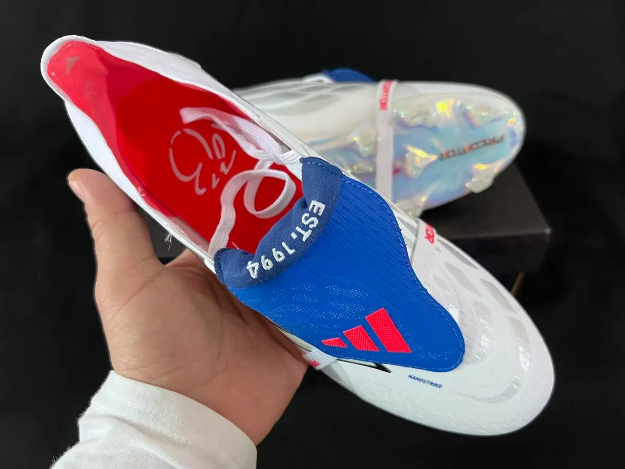 Adidas Predator أبيض أزرق بدون أحزمة إغلاق حذاء إريديسينت هولوغرافيك كعب خارجي ملعب طبيعي أحذية كرة القدم 5