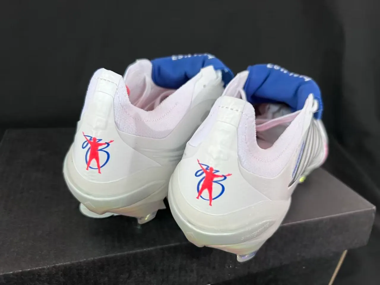 Adidas Predator أبيض أزرق بدون أحزمة إغلاق حذاء إريديسينت هولوغرافيك كعب خارجي ملعب طبيعي أحذية كرة القدم 9