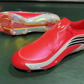 Adidas लाल सफेद बिना लेस स्लिप-ऑन इरिडेसेंट सोल-प्लेट फर्म ग्राउंड सॉकर जूते