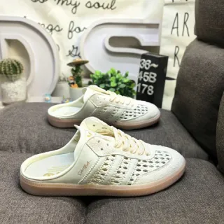 Adidas Samba Off-White ছিদ্রযুক্ত স্লিপ-অন লুফার