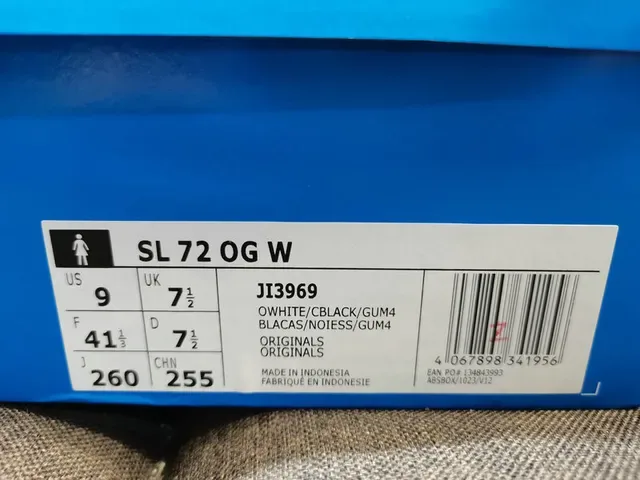 Adidas Spezial Off-White और ब्लैक लाइफस्टाइल स्नीकर 2