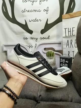 Adidas Spezial Off-White और ब्लैक लाइफस्टाइल स्नीकर 5