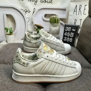 Adidas Superstar भूरा बहुरंगी शेल-टो तीन स्ट्राइप साइड पैनल लाइफस्टाइल स्नीकर