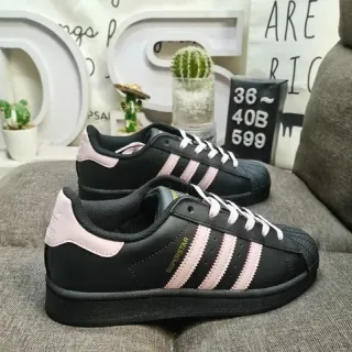 Adidas Superstar काली और गुलाबी जीवनशैली स्नीकर