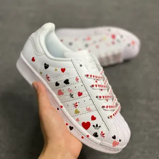 Adidas Superstar हृदय प्रिंट सफेद लाइफस्टाइल स्नीकर