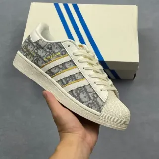 Adidas Superstar मॉनोग्राम प्रिंट ऑफ-व्हाइट लाइफस्टाइल स्नीकर