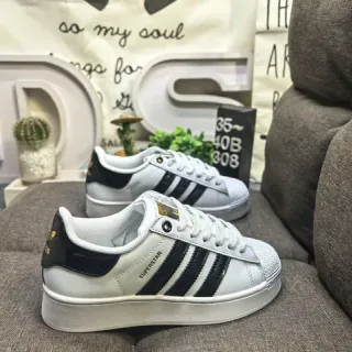 Adidas Superstar सफेद और काला लाइफस्टाइल स्नीकर