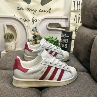 Adidas Superstar सफेद और लाल लाइफस्टाइल स्नीकर