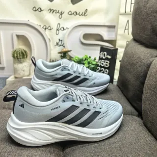 Adidas Terrex Gris Noir Partie supérieure maille ingénierisée Trois bandes Chaussures de course