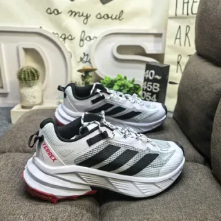 Adidas Chaussures de course blanches et noires avec upper en maille et panneau latéral à trois rayures