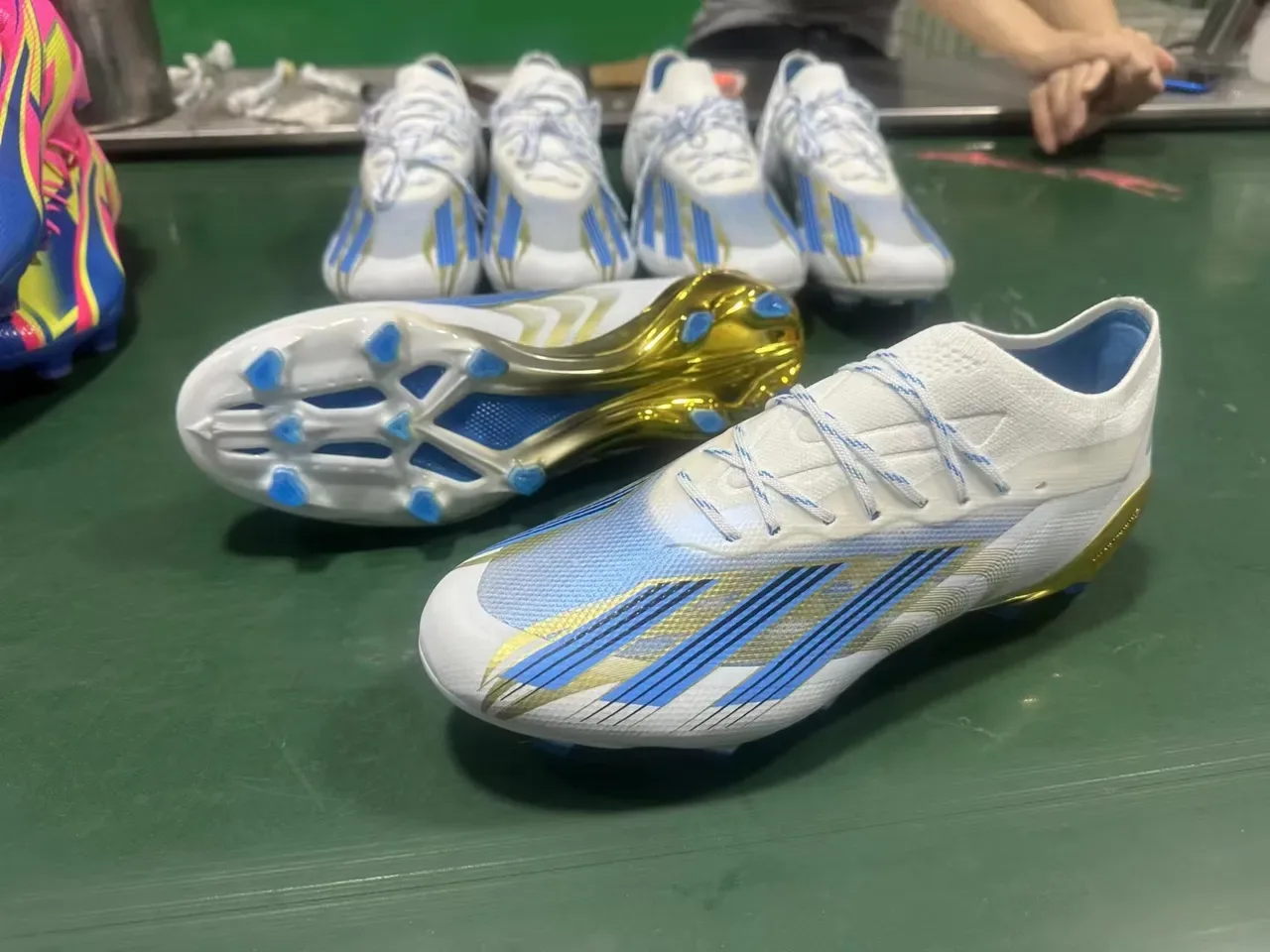 Adidas Chaussures de football blancs et or à coupe basse, tige synthétique, talon translucide, surface ferme 8