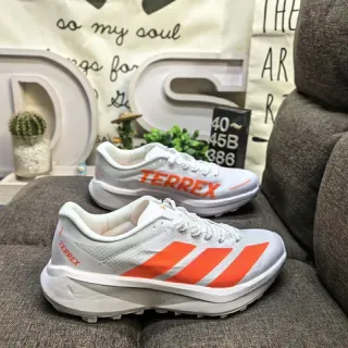 Adidas Zapatillas de correr blanco y naranja de bajo con upper de malla