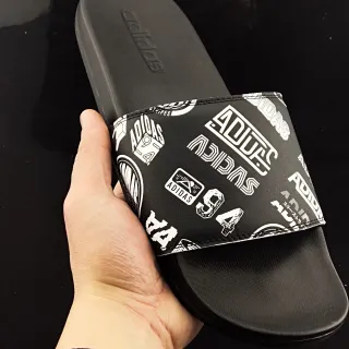 Adidas Yeezy Slide काले और सफेद ग्राफिक प्रिंट स्लिपर्स