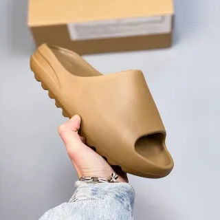 एडिडास यीजी स्लाइड टान मोल्डेड ईवा स्लिपर्स
