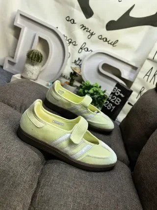 Adidas أصفر بني بدون أربطة ماري جين سيليويت سويد الجزء العلوي أسلوب حياة سنيكرز 9