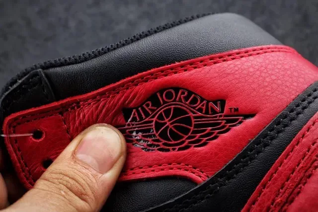 Air Jordan 1 High Noir Rouge Blanc Chaussures de Basketball 3