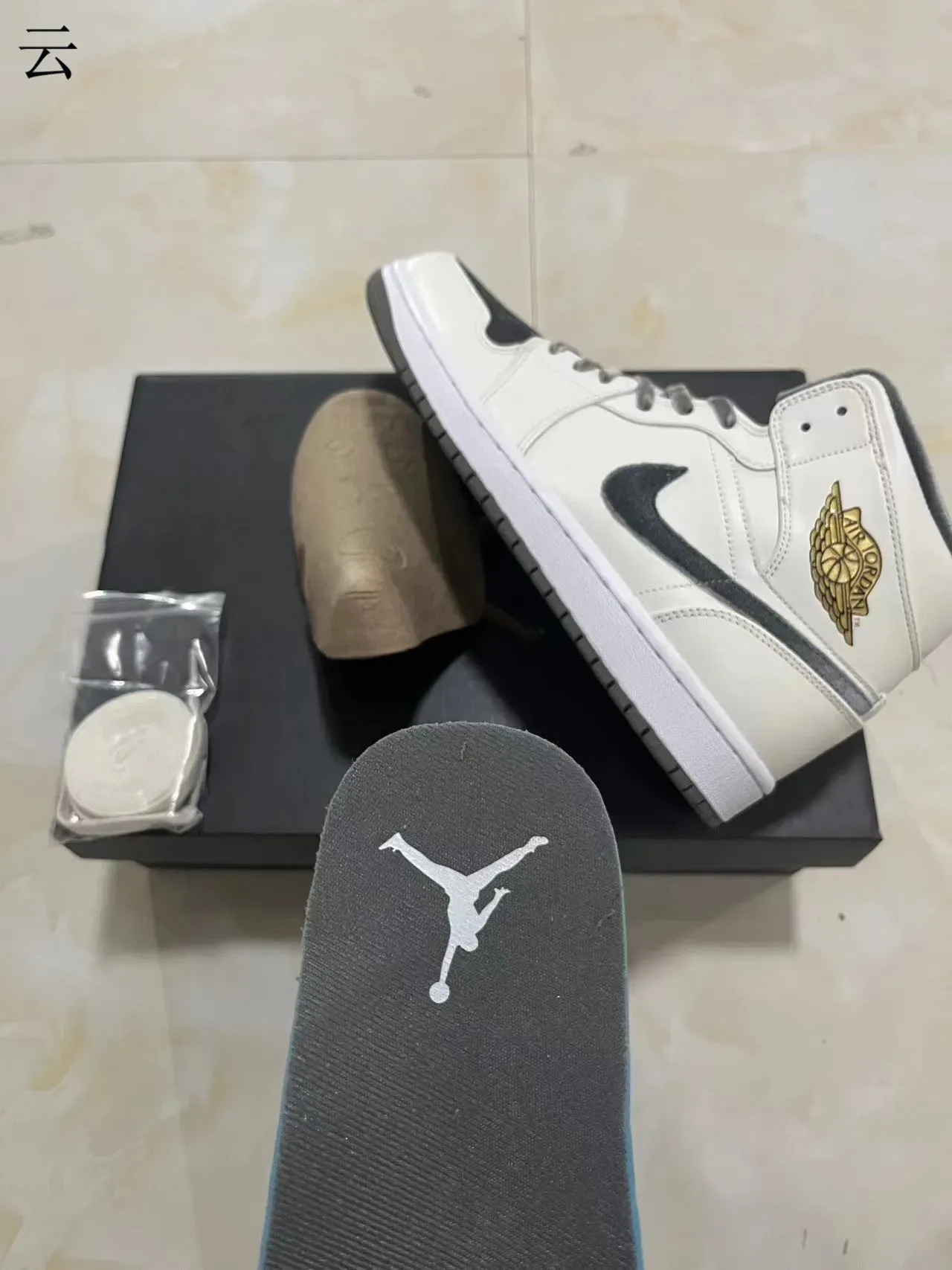 Air Jordan 1 High Chaussures de Basketball Blanc Noir Or 4