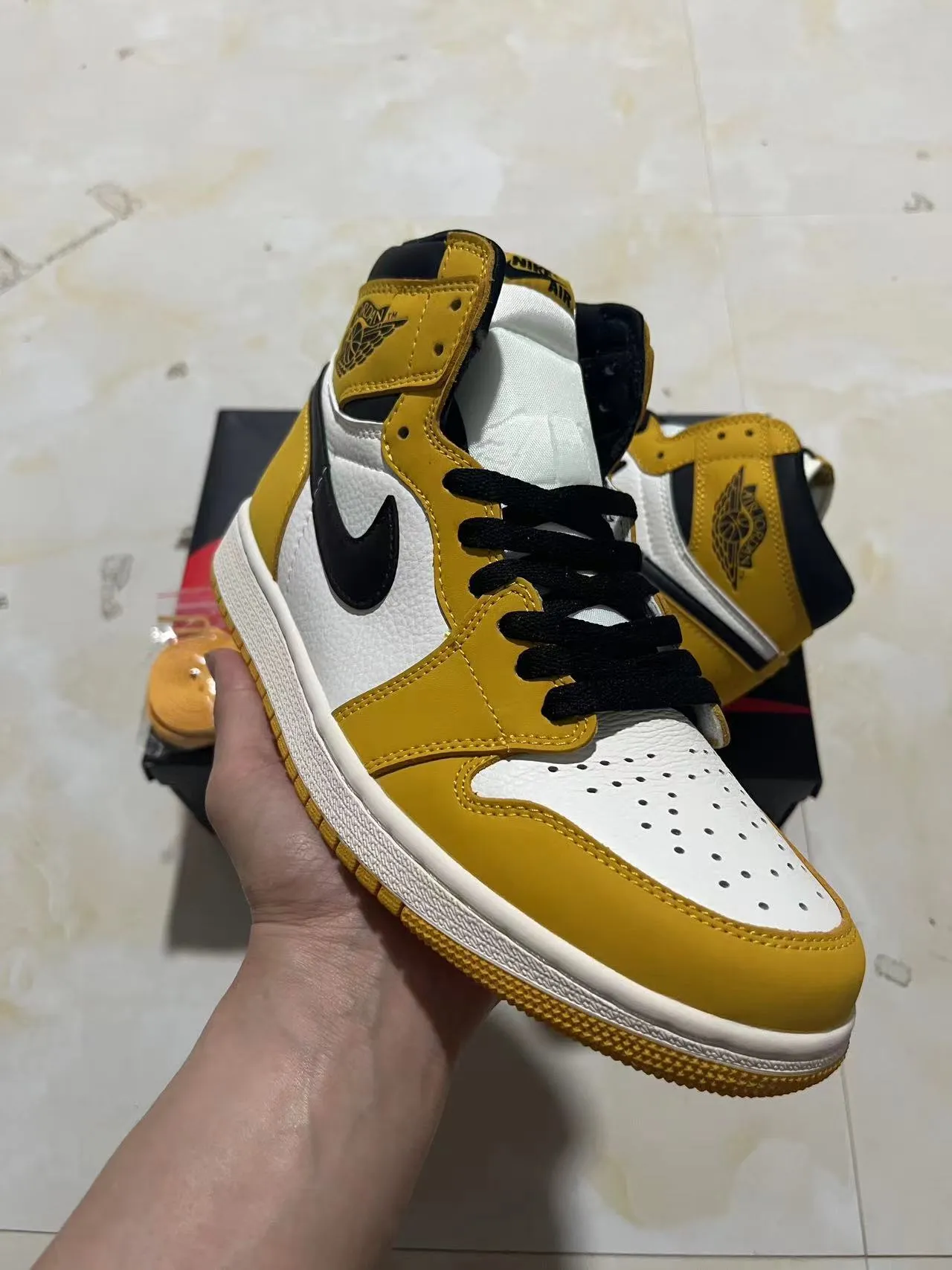 Air Jordan 1 High Yellow White Black Basketball Shoes 2