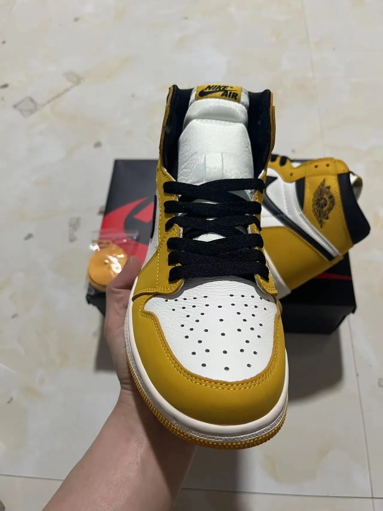 Air Jordan 1 High Yellow White Black Basketball Shoes 3