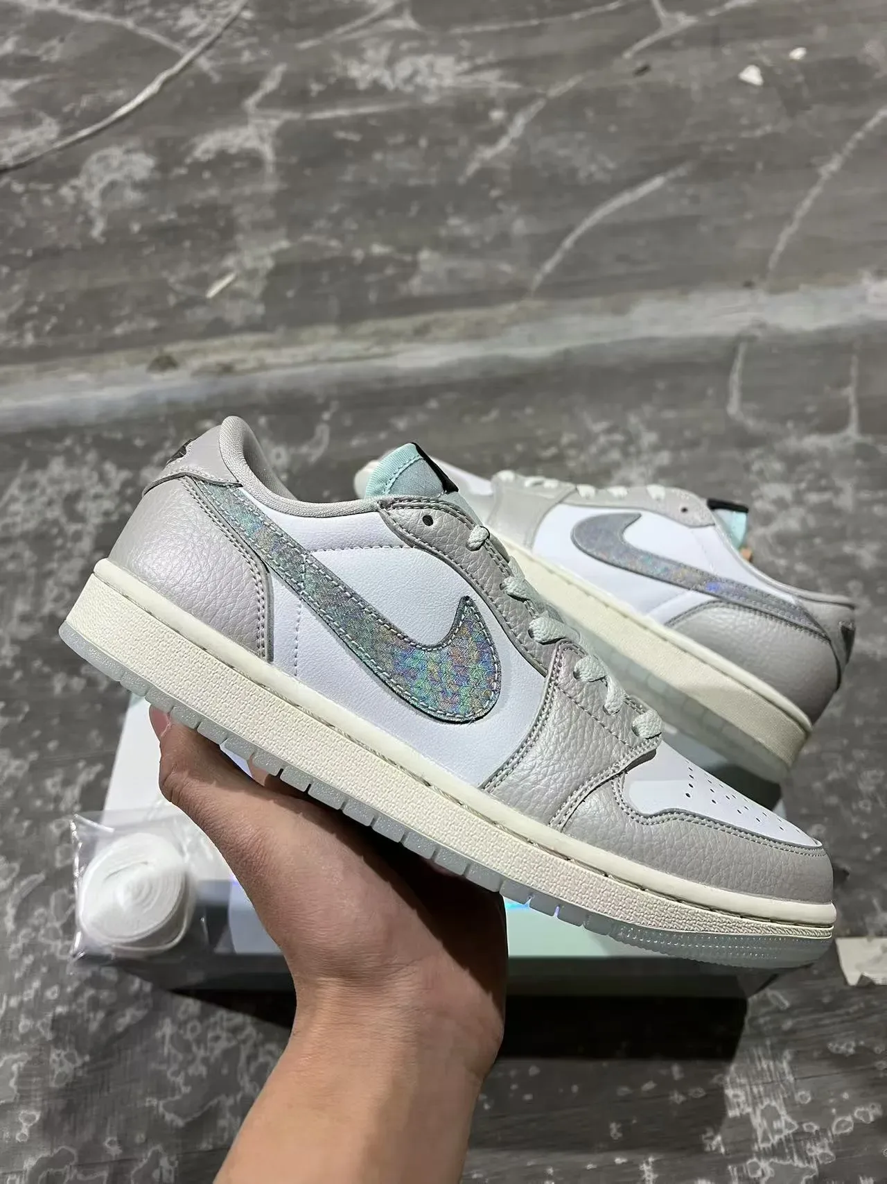 Air Jordan 1 Low Gris Clair Iridisé Lifestyle Sneakers 2