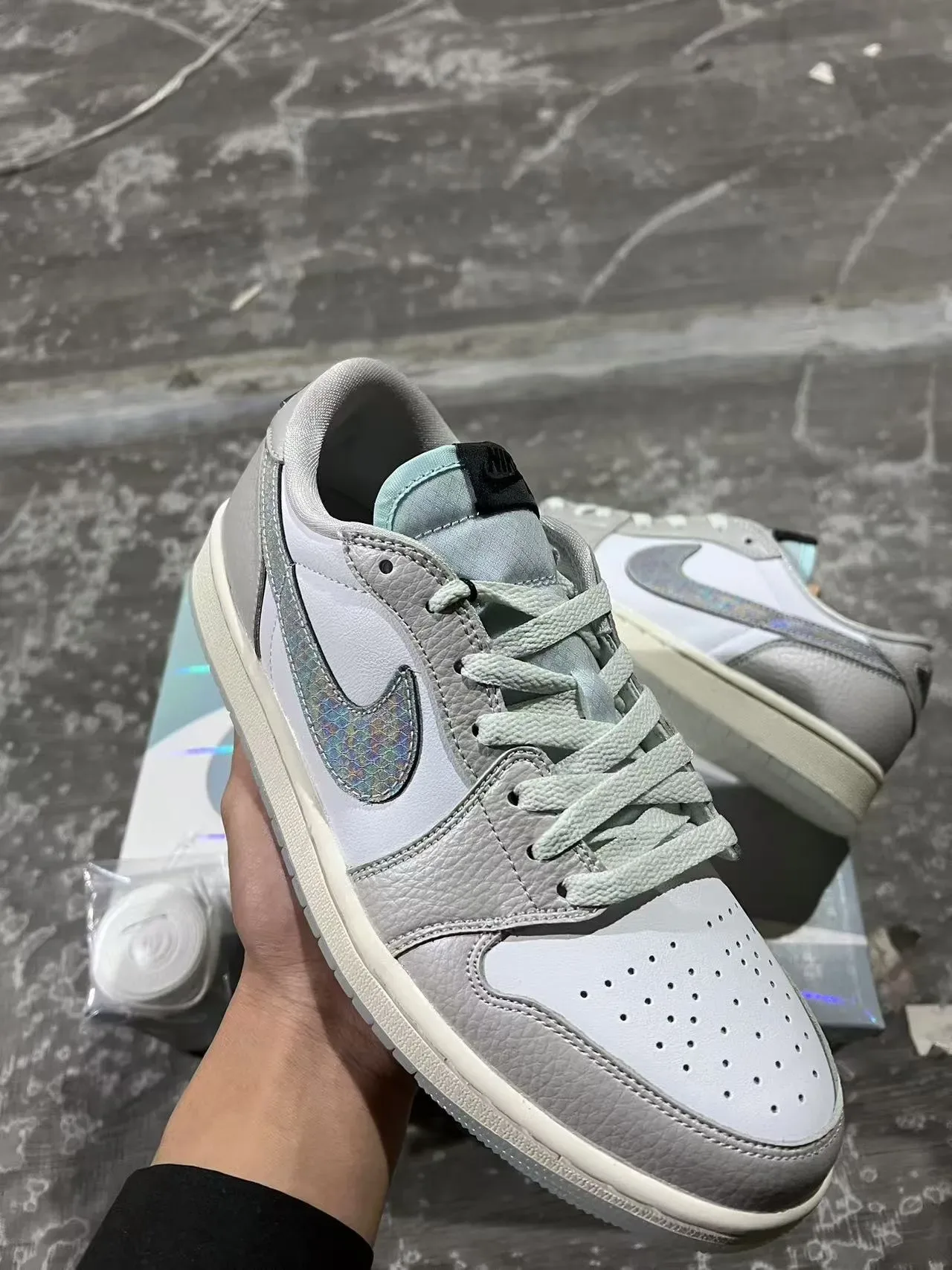 Air Jordan 1 Low Gris Clair Iridisé Lifestyle Sneakers 3
