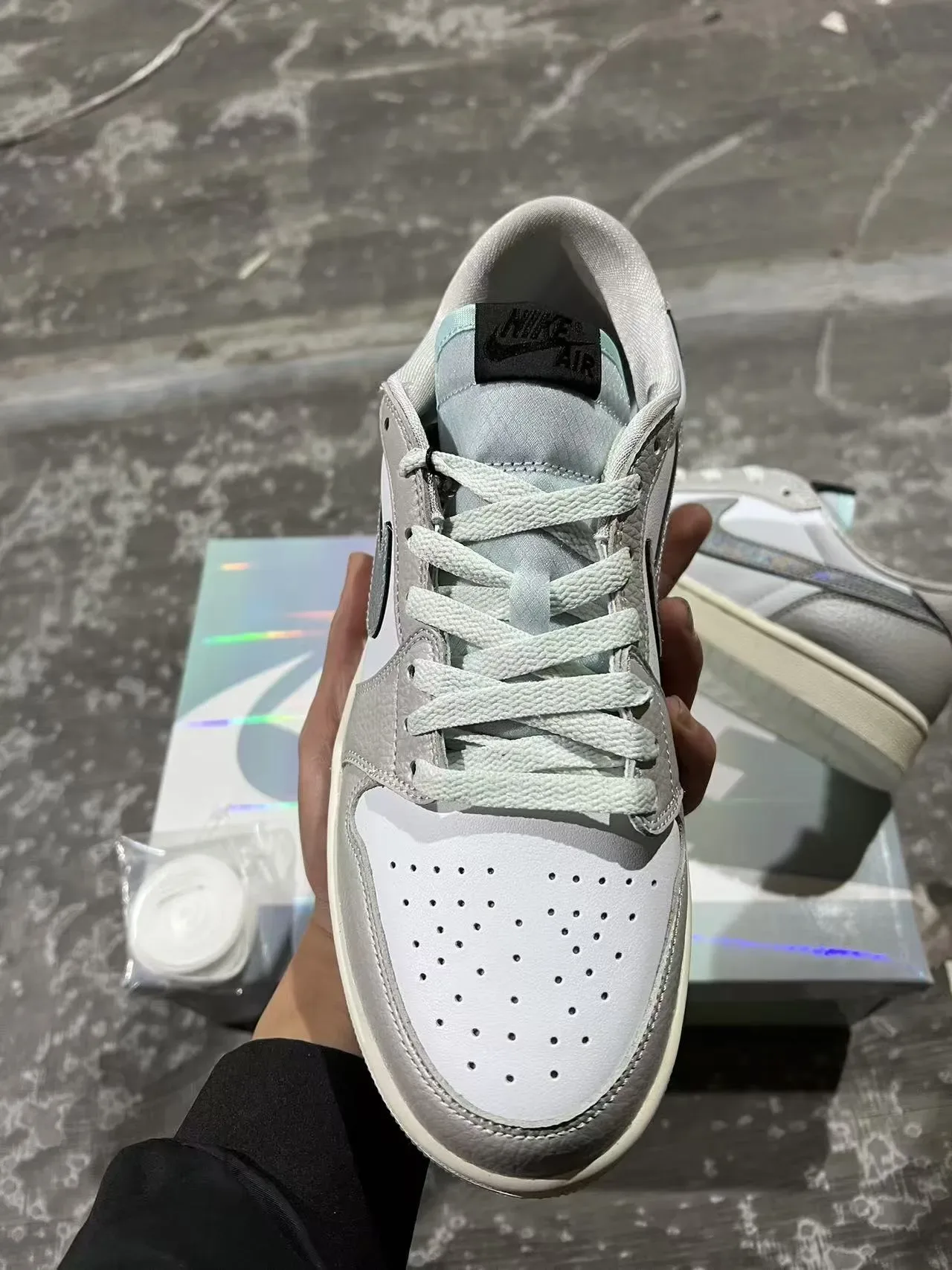 Air Jordan 1 Low Gris Clair Iridisé Lifestyle Sneakers 4
