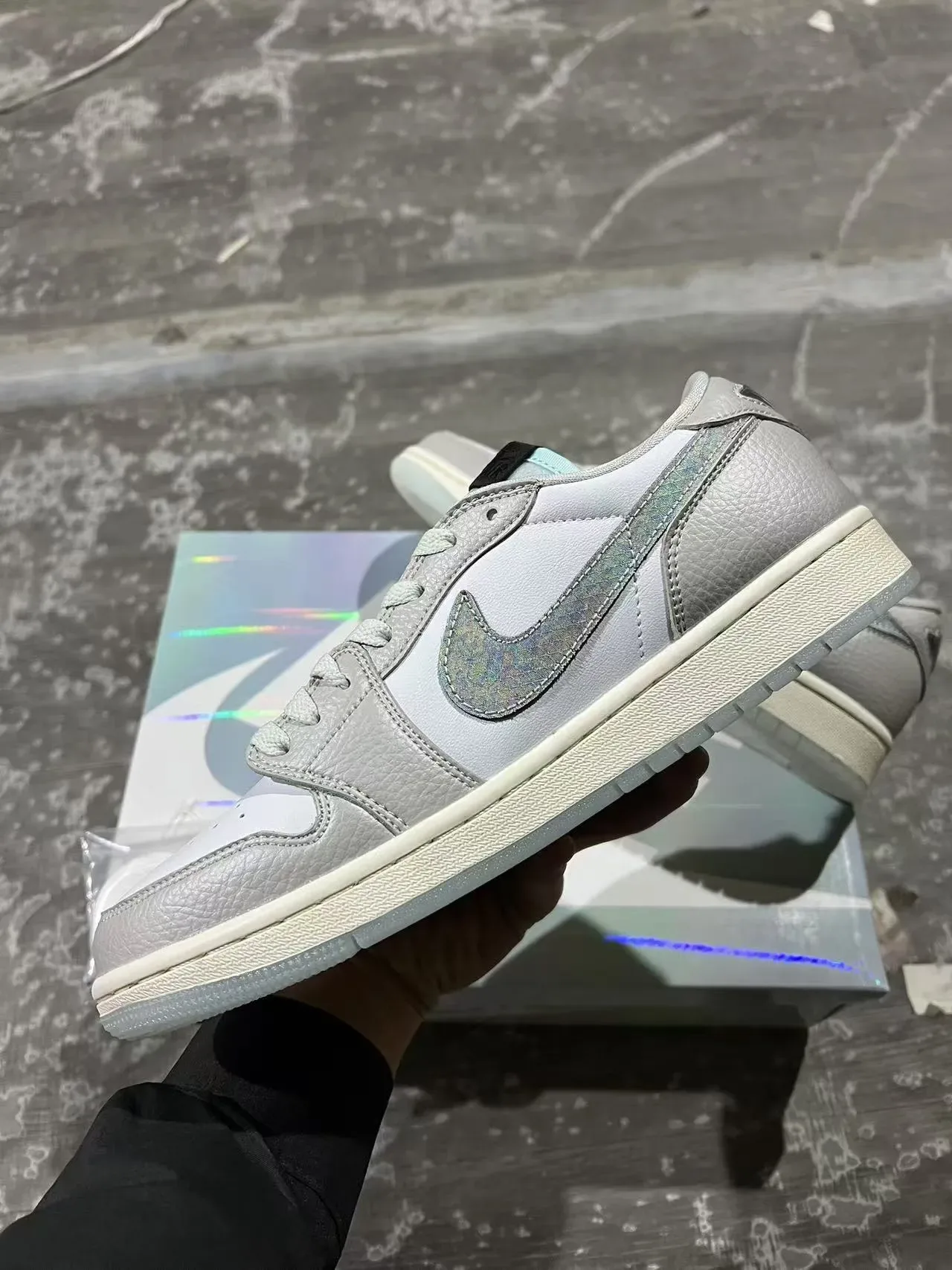 Air Jordan 1 Low Gris Clair Iridisé Lifestyle Sneakers 6