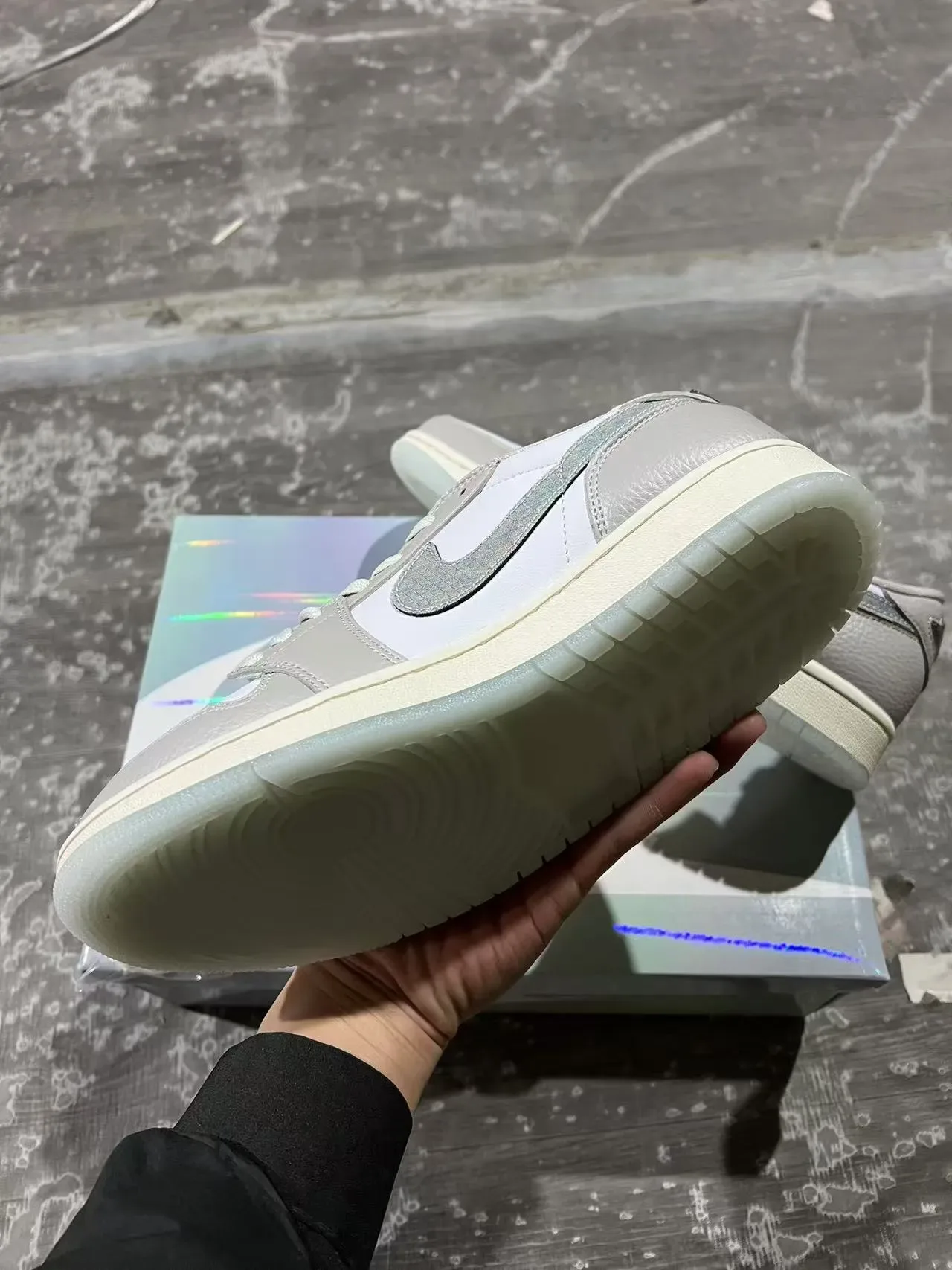 Air Jordan 1 Low Gris Clair Iridisé Lifestyle Sneakers 7