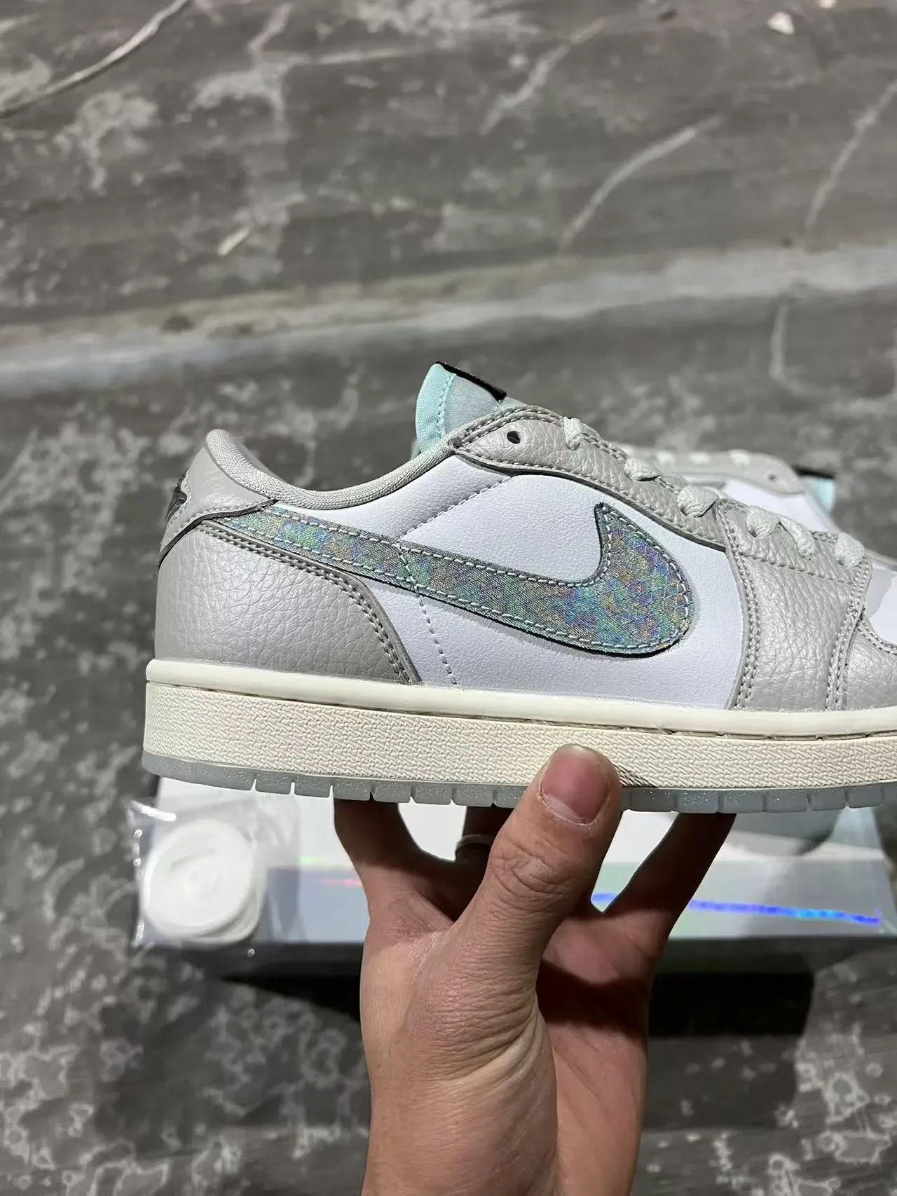 Air Jordan 1 Low Gris Clair Iridisé Lifestyle Sneakers 8