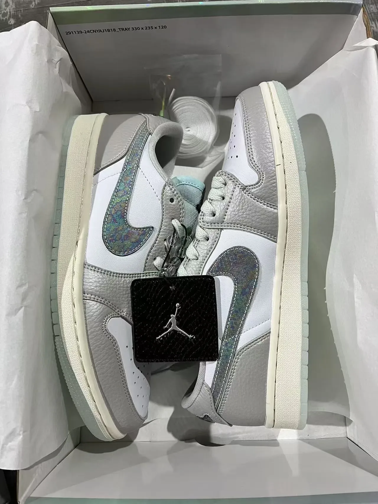 Air Jordan 1 Low Gris Clair Iridisé Lifestyle Sneakers 10