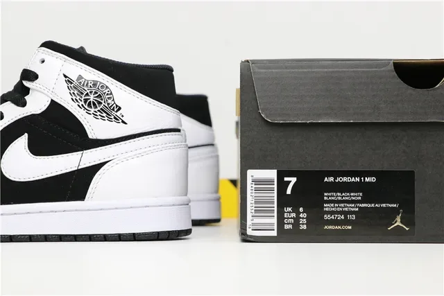 Air Jordan 1 Mid Chaussures de Basketball Noir et Blanc 2