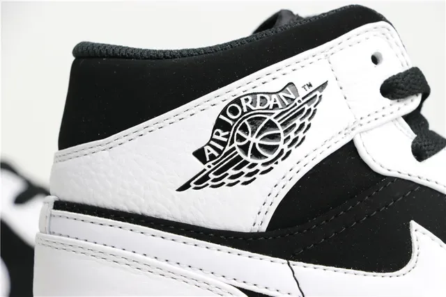Air Jordan 1 Mid Chaussures de Basketball Noir et Blanc 4
