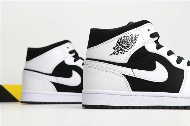 Air Jordan 1 Mid Chaussures de Basketball Noir et Blanc 5
