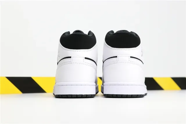 Air Jordan 1 Mid Chaussures de Basketball Noir et Blanc 6