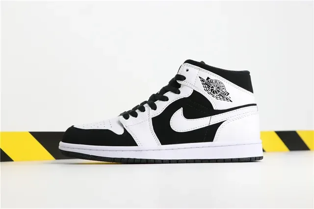 Air Jordan 1 Mid Chaussures de Basketball Noir et Blanc 9