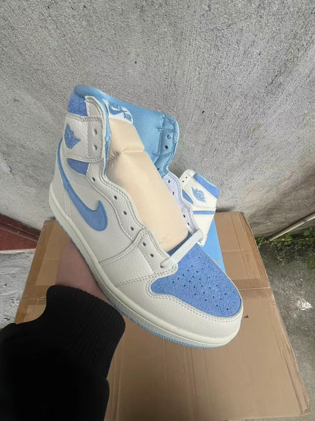 Zapatillas de baloncesto Air Jordan 1 de cuero en blanco roto y azul claro 2