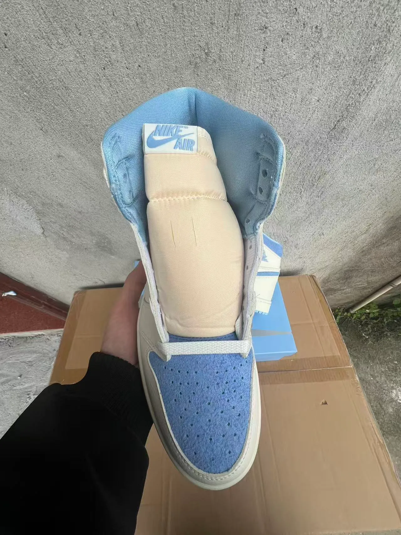 Zapatillas de baloncesto Air Jordan 1 de cuero en blanco roto y azul claro 3