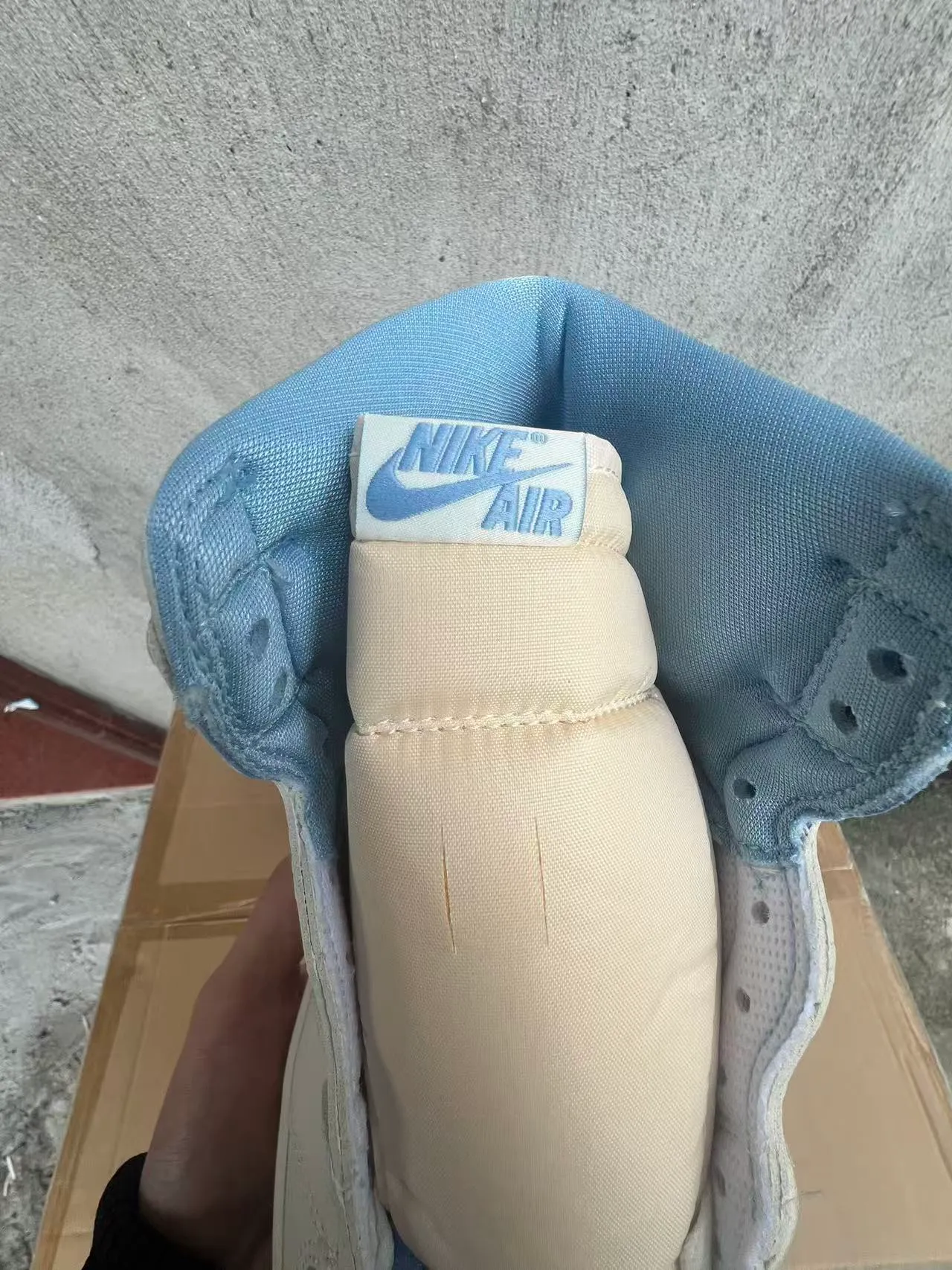 Zapatillas de baloncesto Air Jordan 1 de cuero en blanco roto y azul claro 4