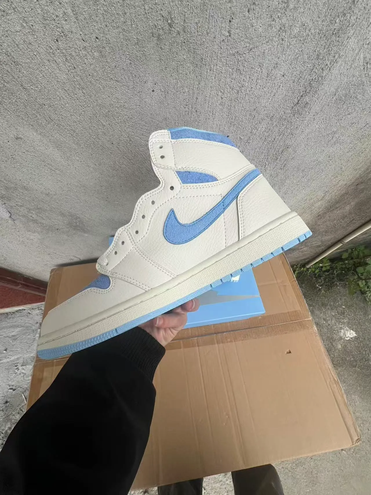 Zapatillas de baloncesto Air Jordan 1 de cuero en blanco roto y azul claro 5