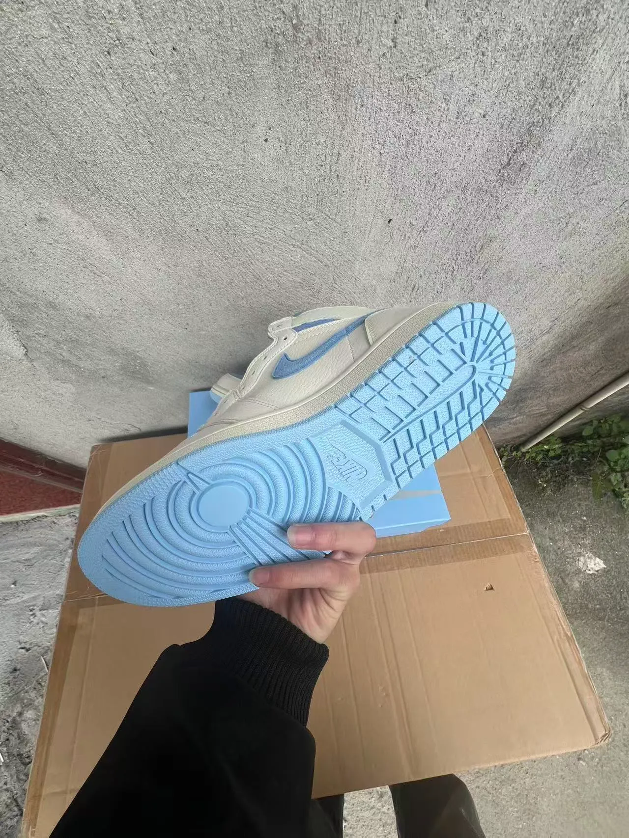 Zapatillas de baloncesto Air Jordan 1 de cuero en blanco roto y azul claro 6