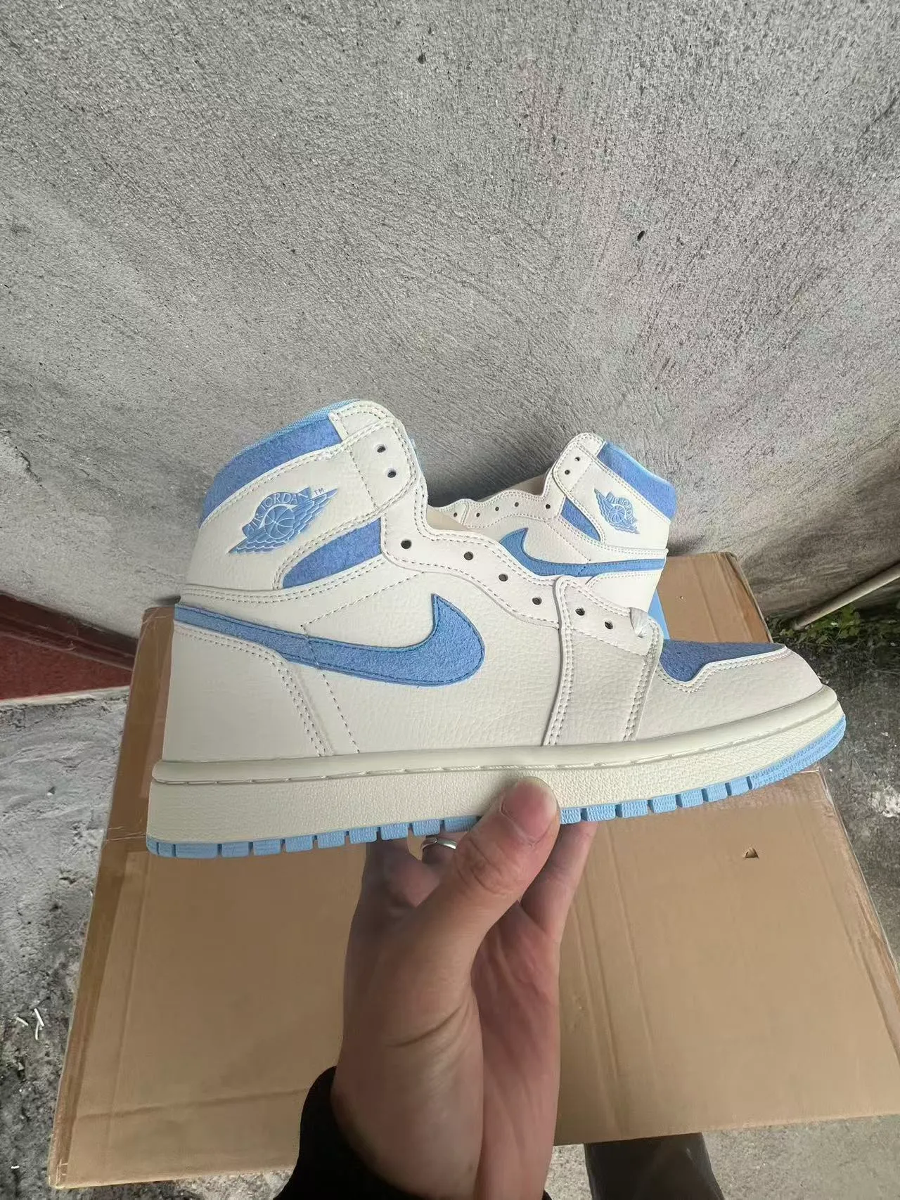 Zapatillas de baloncesto Air Jordan 1 de cuero en blanco roto y azul claro 7